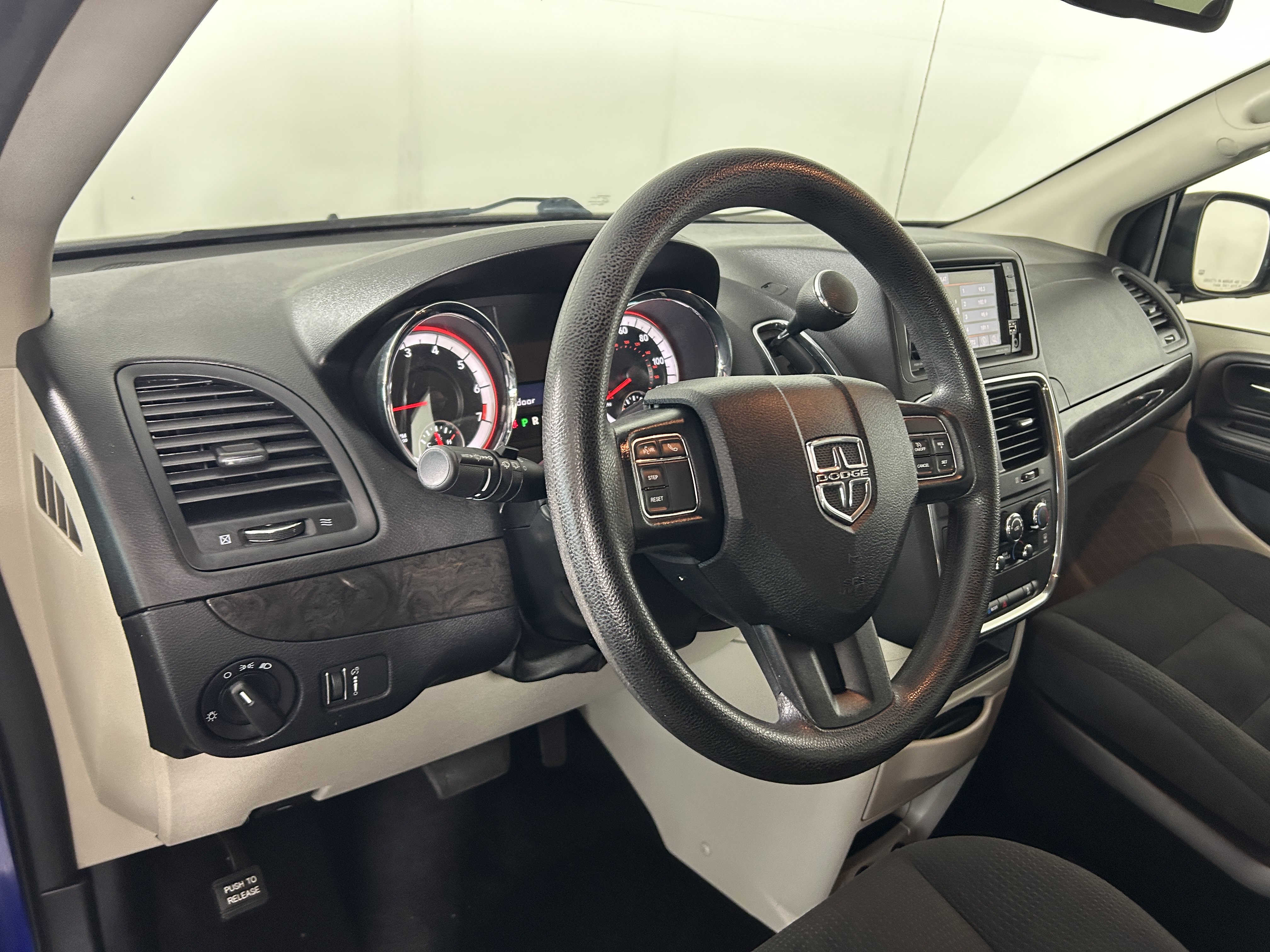 Used 2019 Dodge Grand Caravan SE w/ UConnect Hands-Free Group FWD image 12