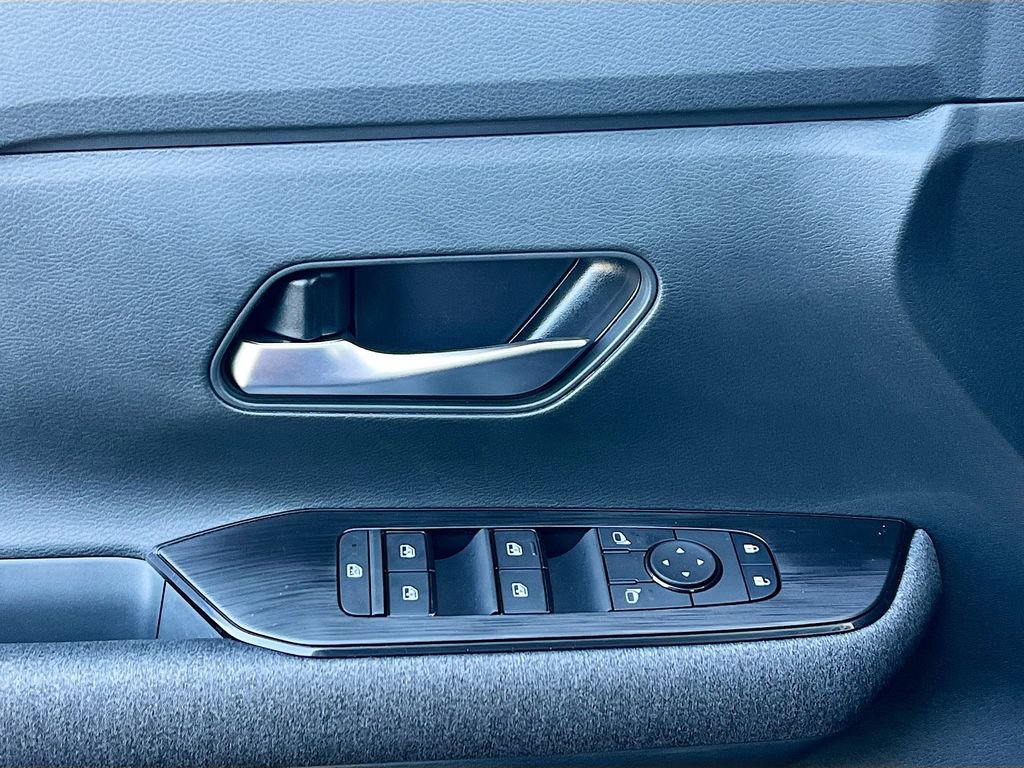 Used 2025 Nissan Kicks SV AWD/4WD image 18