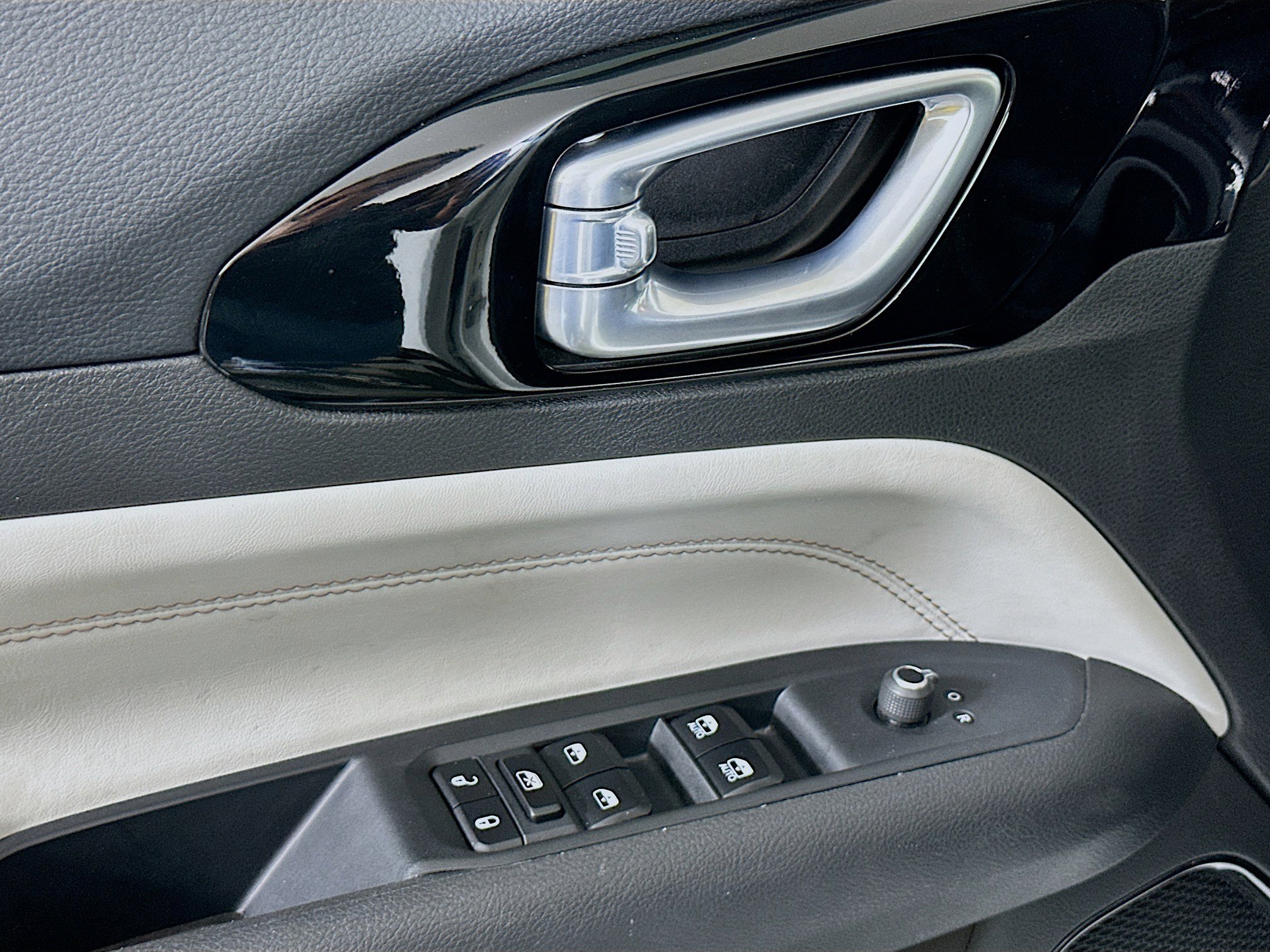 Used 2025 Jeep Compass Limited image 15