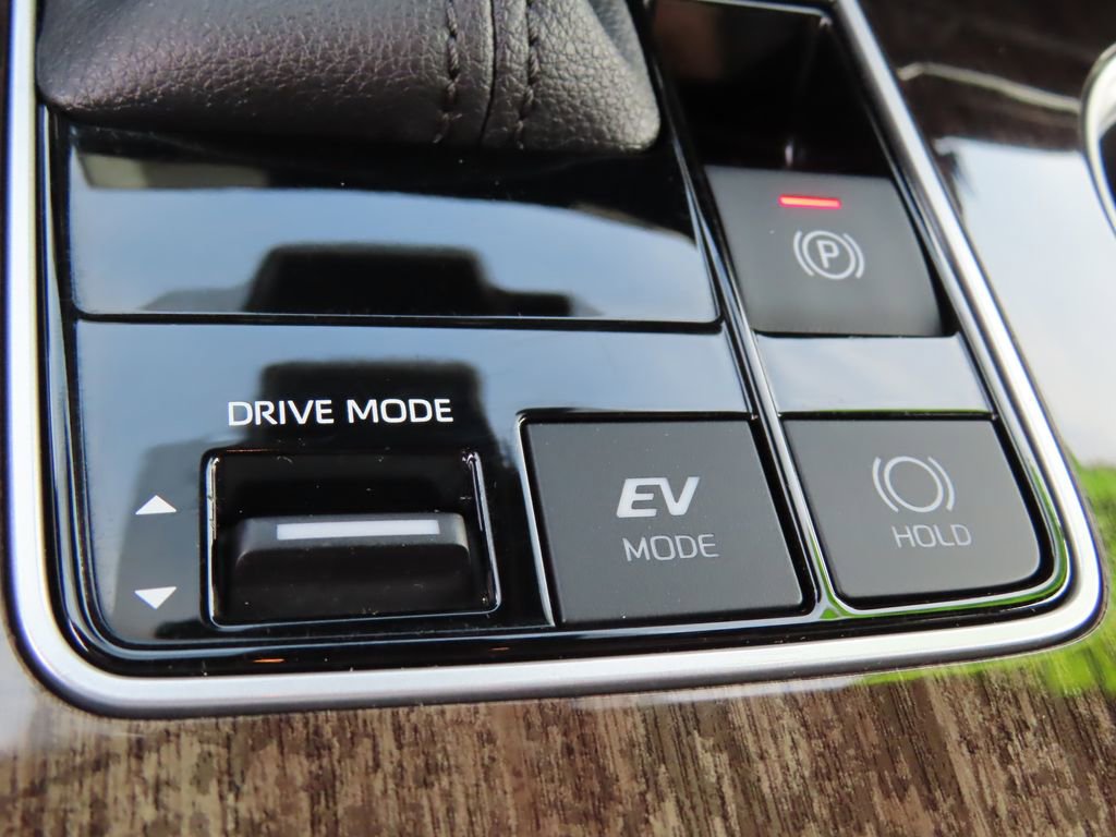 Used 2025 Toyota Sienna Platinum AWD/4WD image 13