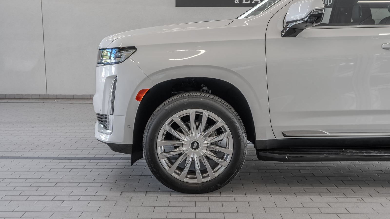 Used 2024 Cadillac Escalade Premium Luxury AWD/4WD image 4