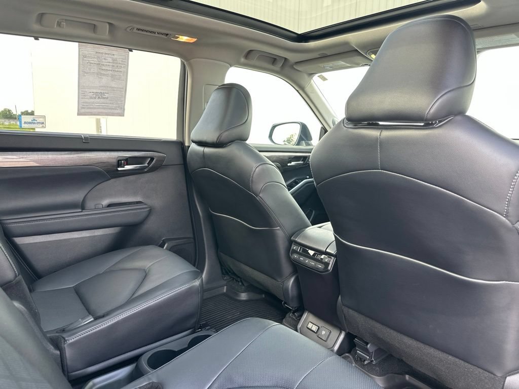 Used 2024 Toyota Highlander Platinum AWD/4WD image 31