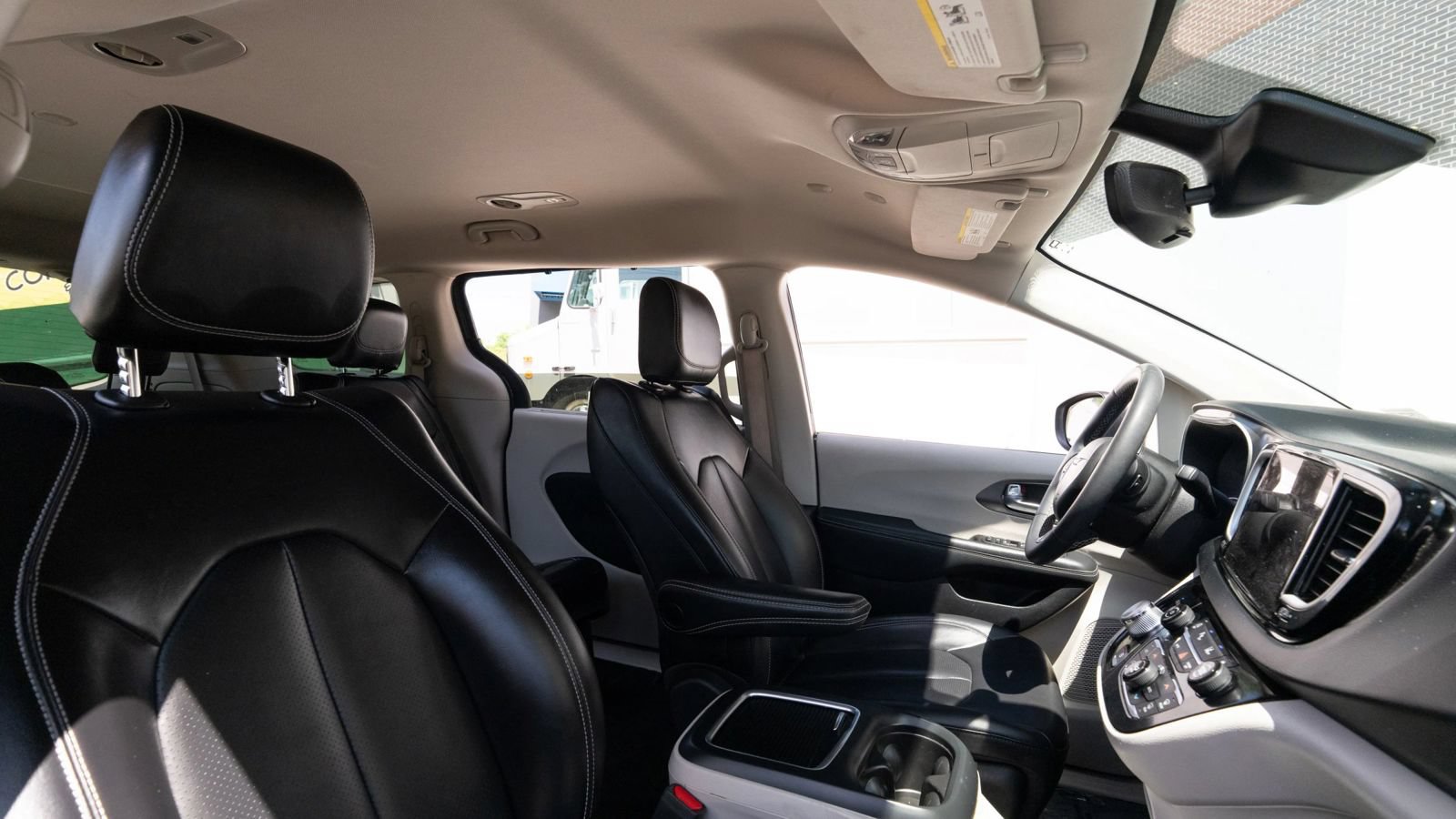 Used 2023 Chrysler Pacifica Touring-L FWD image 9