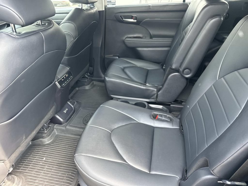Used 2024 Toyota Highlander XLE AWD/4WD image 16