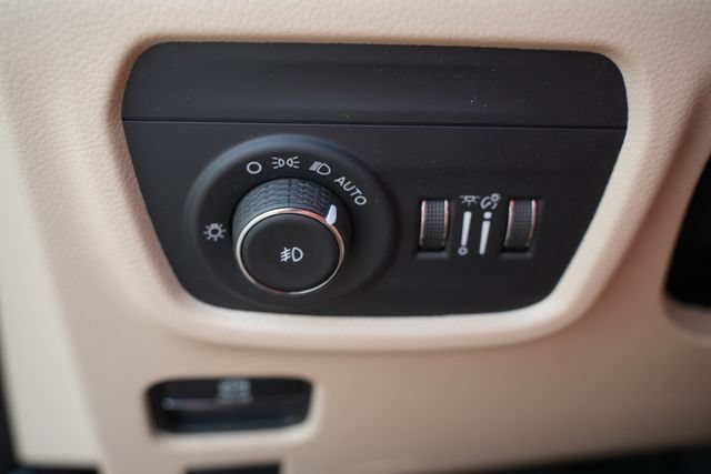 Used 2023 Jeep Grand Cherokee L Limited w/ Luxury Tech Group II RWD image 34