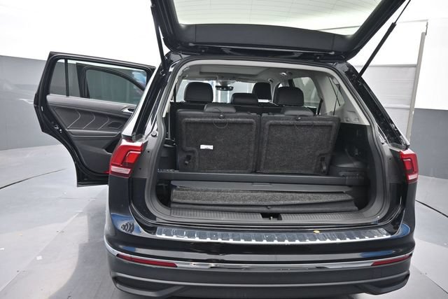 Used 2023 Volkswagen Tiguan SE w/ Panoramic Sunroof Package FWD image 8