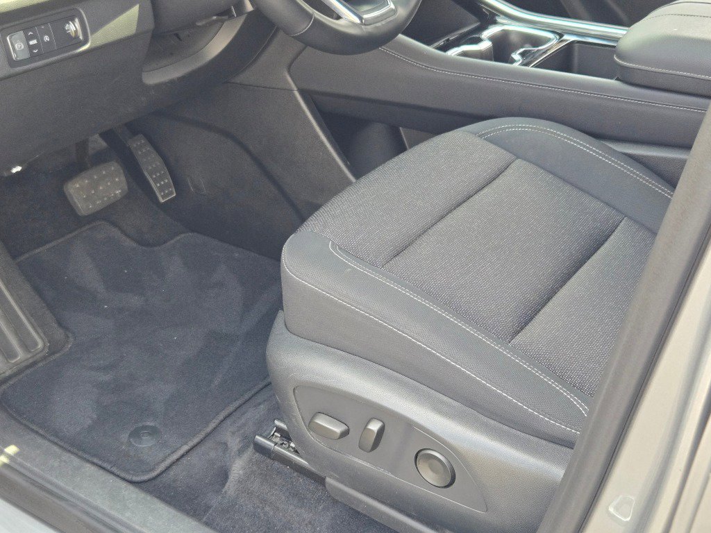 Used 2025 Chevrolet Traverse LT image 21