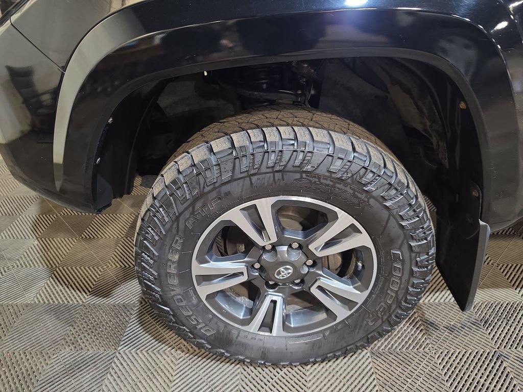 Used 2017 Toyota Tacoma TRD Sport w/ Tow Package (A/T) AWD/4WD image 18