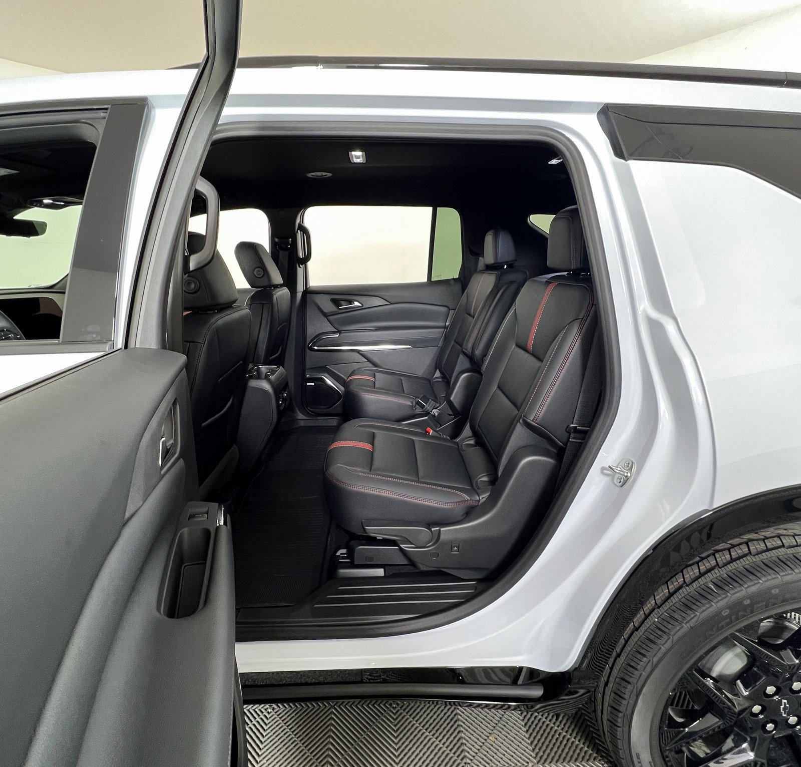 New 2026 Chevrolet Traverse RS w/ LPO, Floor Liner Package image 9