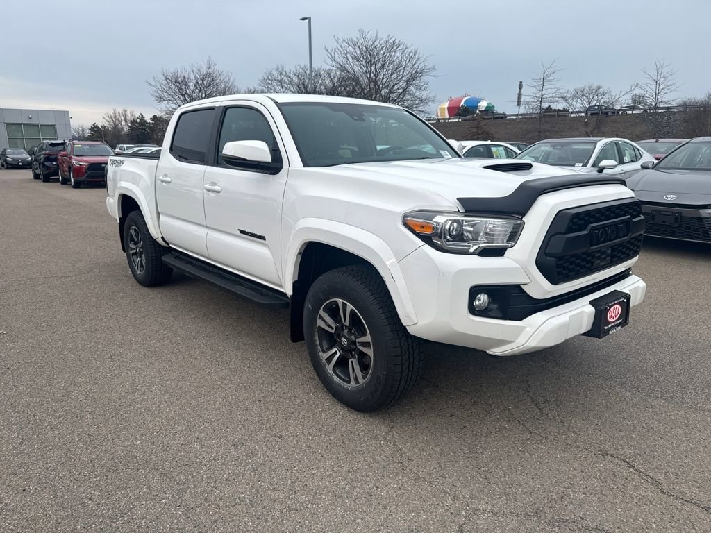 Used 2018 Toyota Tacoma TRD Sport w/ Technology Package image 11