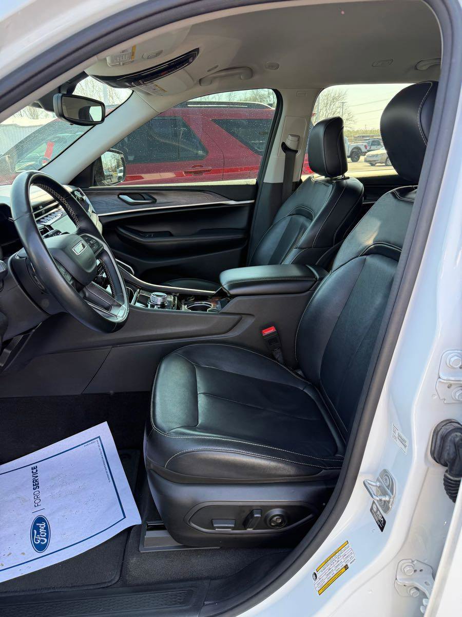 Used 2022 Jeep Grand Cherokee L Limited w/ Black Appearance Package AWD/4WD image 4