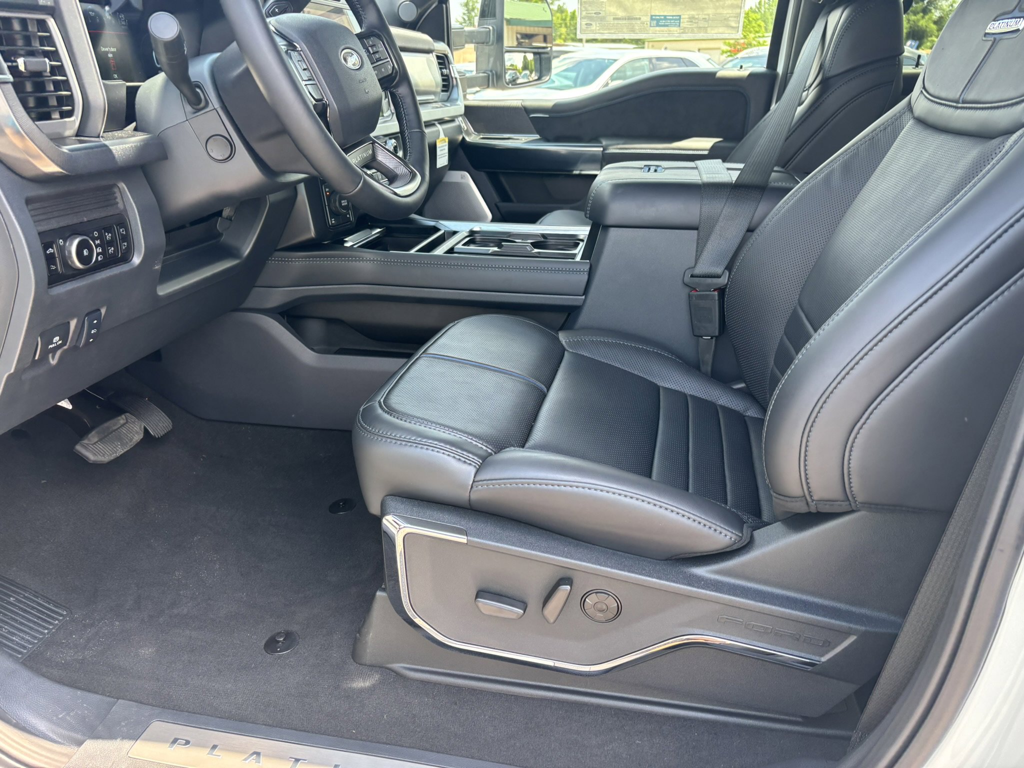 New 2025 Ford F250 4x4 Crew Cab Super Duty image 17