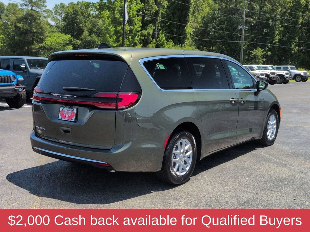 New 2027 Chrysler Pacifica Select FWD image 3