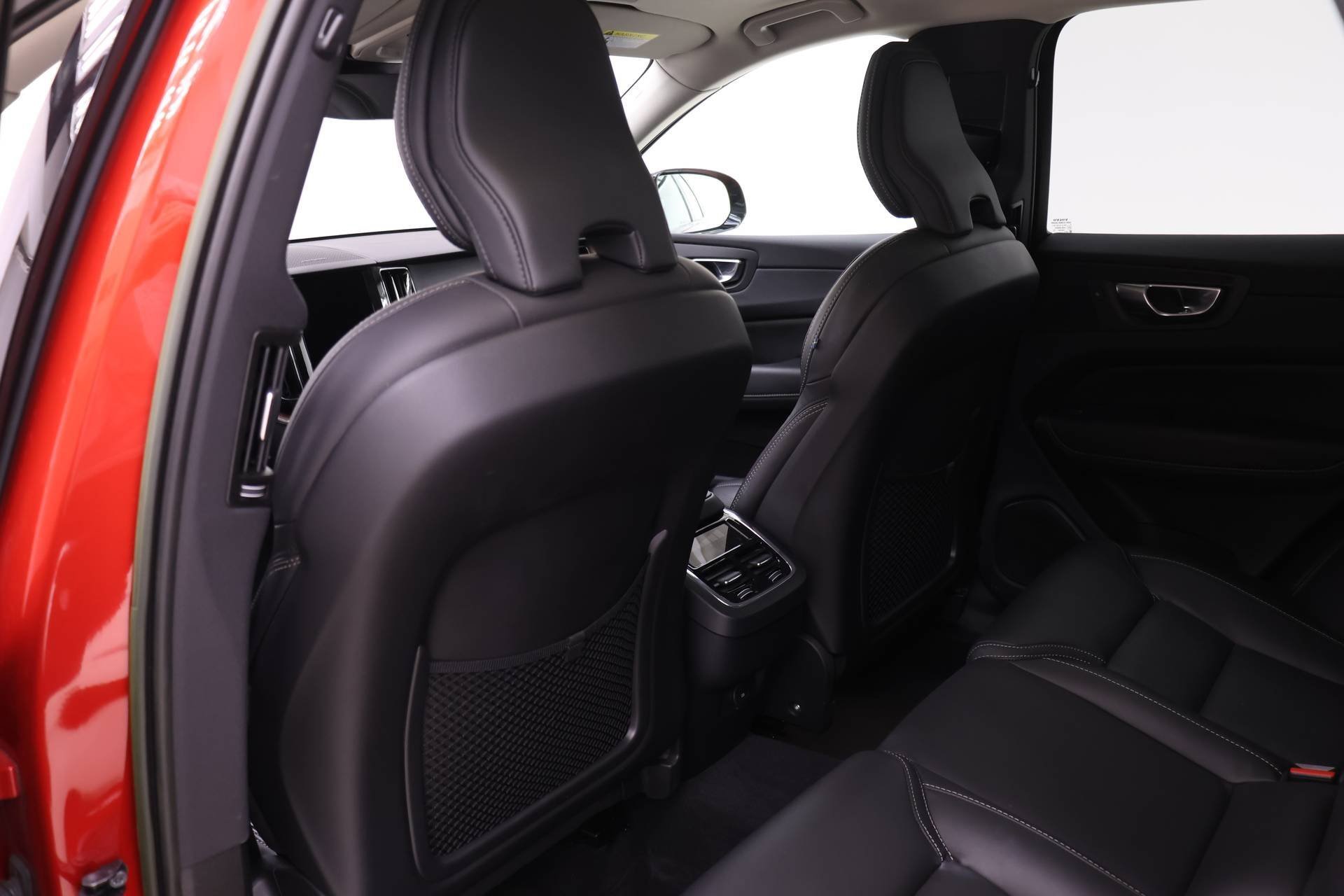 Certified 2023 Volvo XC60 B5 Ultimate w/ Protection Package Premier image 16