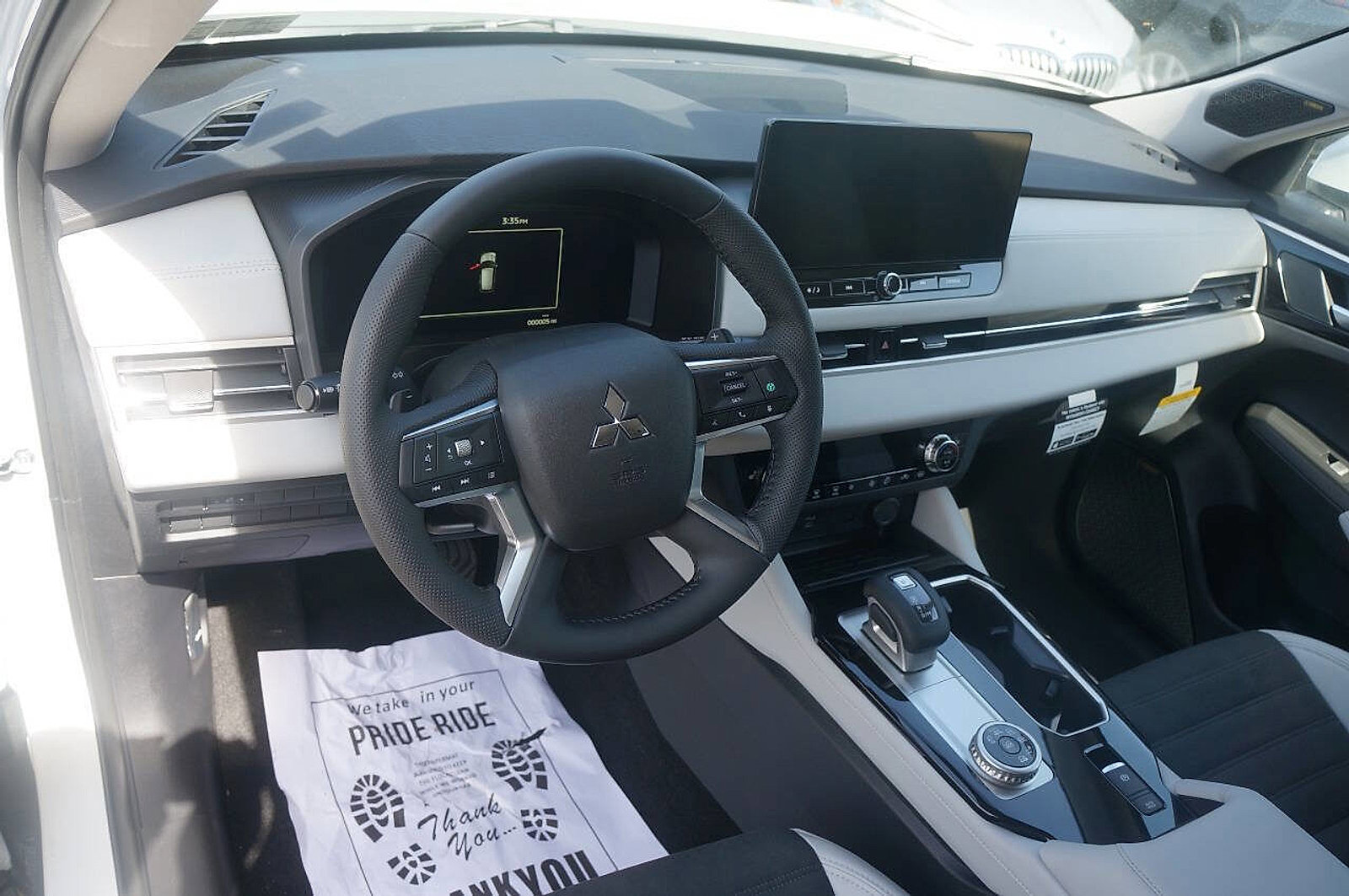 New 2025 Mitsubishi Outlander SE image 14