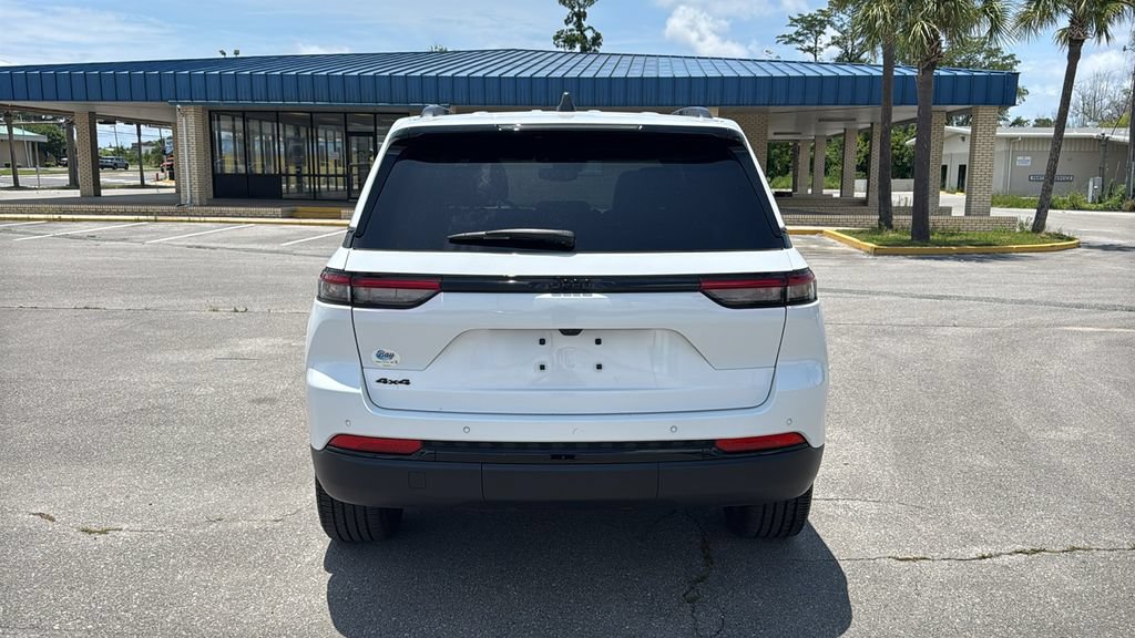 Used 2023 Jeep Grand Cherokee Altitude AWD/4WD image 5