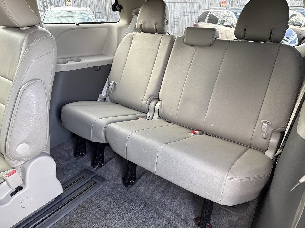 Used 2015 Toyota Sienna image 59