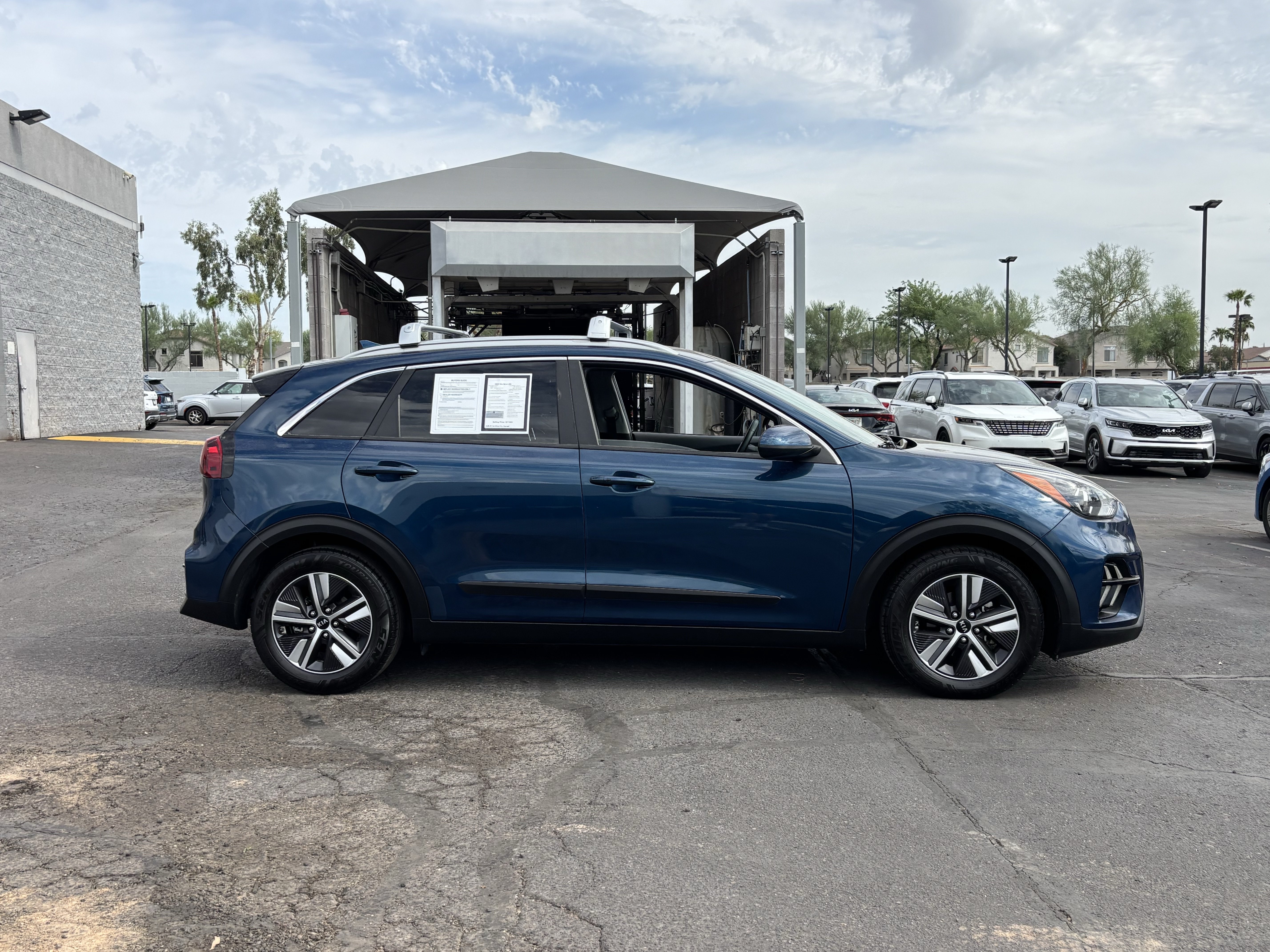 Used 2020 Kia Niro LXS FWD image 2