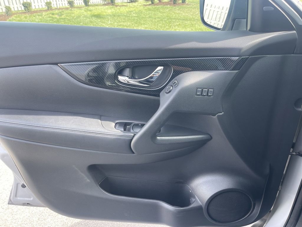 Used 2017 Nissan Rogue SL w/ SL Premium Package image 25