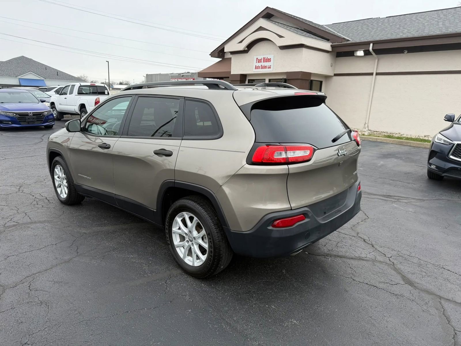 Used 2016 Jeep Cherokee Sport image 3