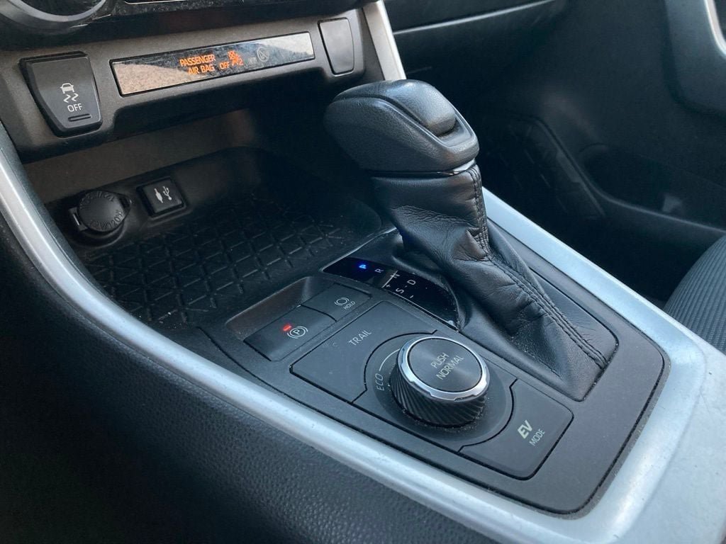 Used 2019 Toyota RAV4 LE w/ Carpet Mat Package AWD/4WD image 23