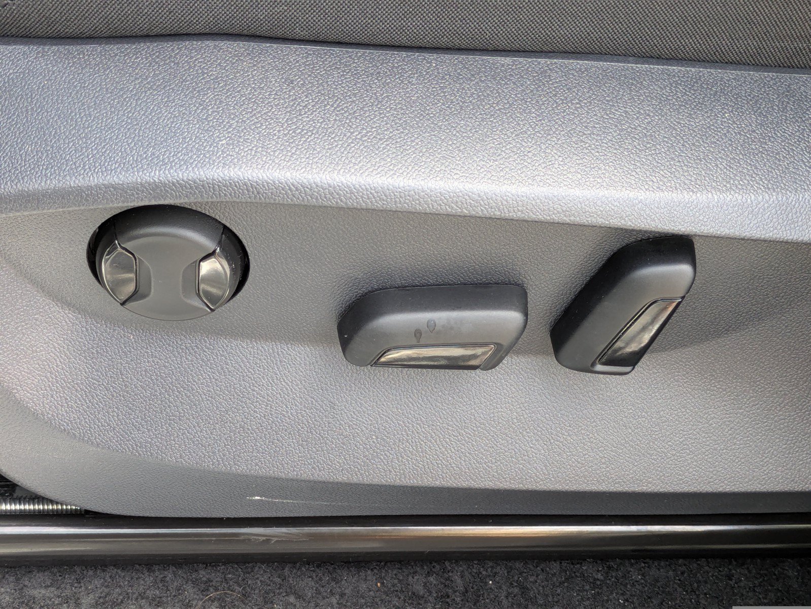 Used 2024 Volkswagen Tiguan SE R-Line FWD image 17