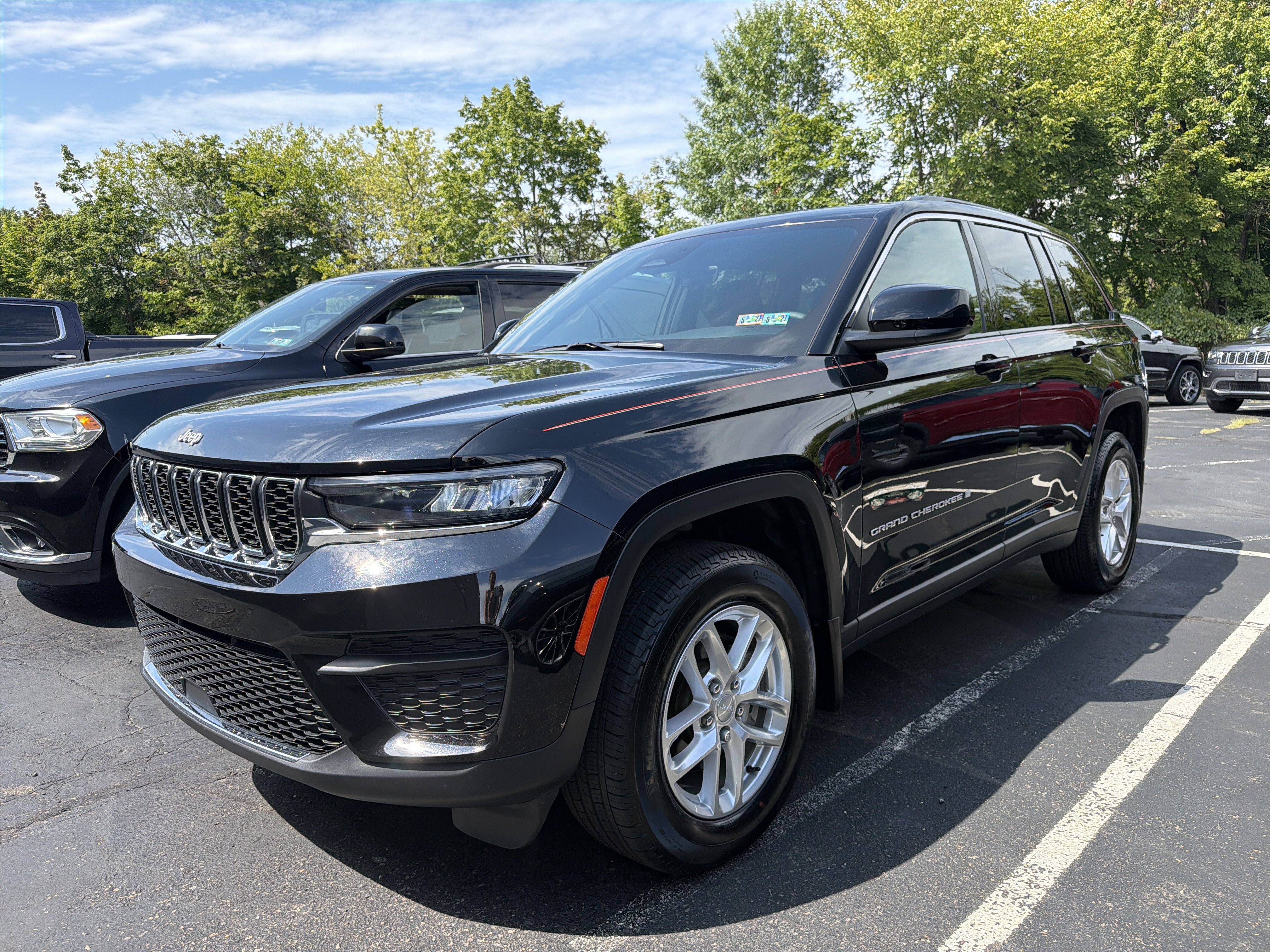 Used 2025 Jeep Grand Cherokee Laredo X w/ Luxury Tech Group I AWD/4WD image 3
