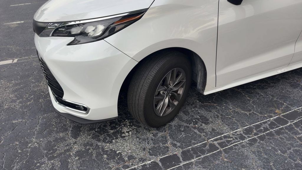 Used 2024 Toyota Sienna XLE FWD image 6