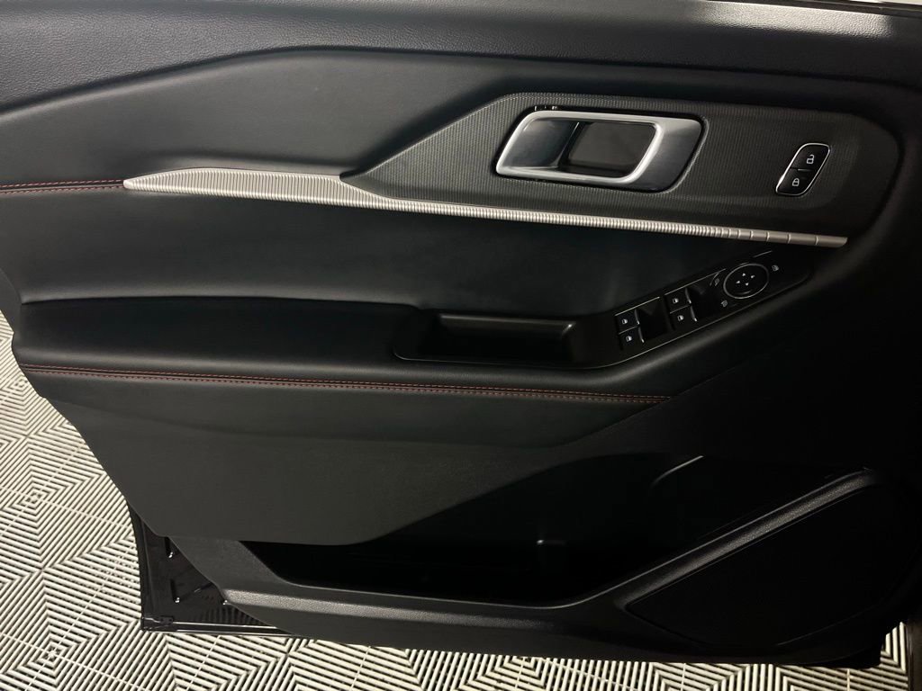 Used 2025 Ford Explorer ST-Line w/ ST-Line Street Pack image 24