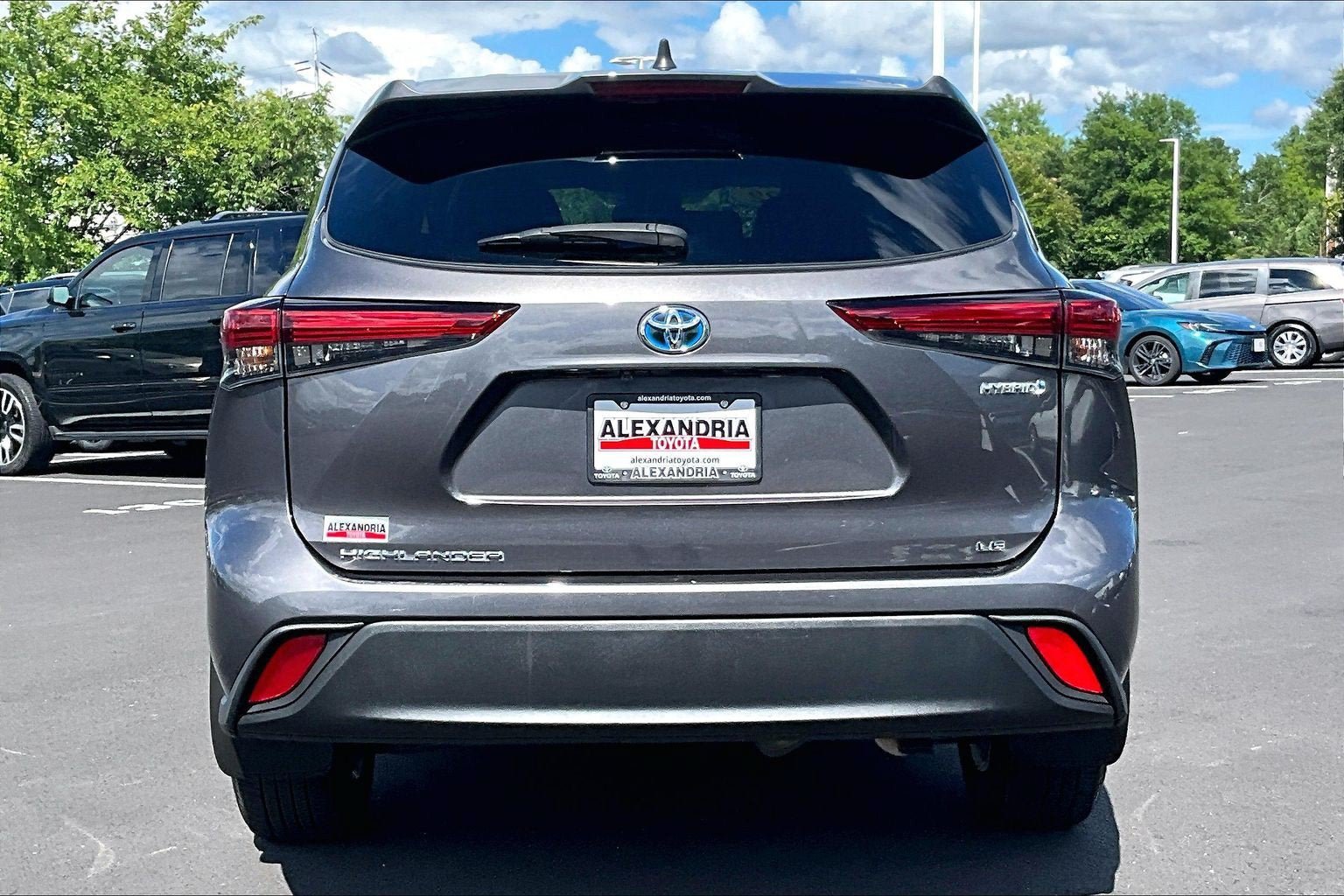 Used 2022 Toyota Highlander LE AWD/4WD image 4