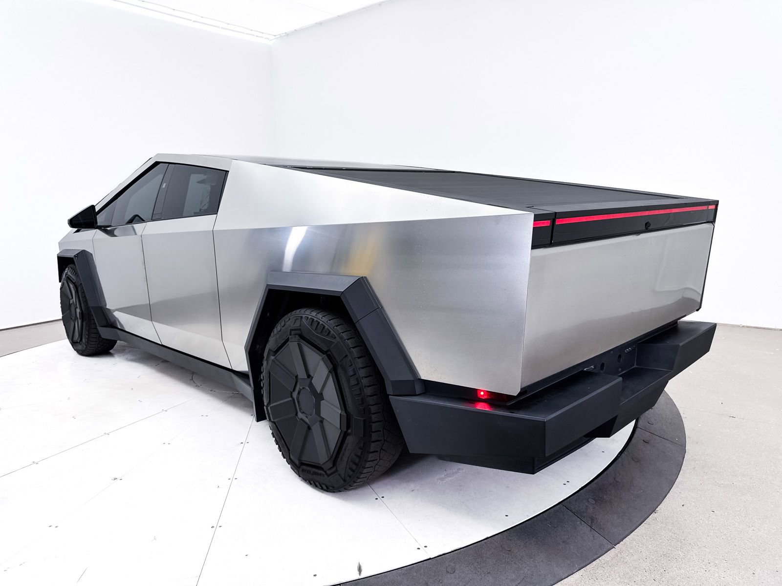 Used 2024 Tesla Cybertruck AWD Crew Cab image 14