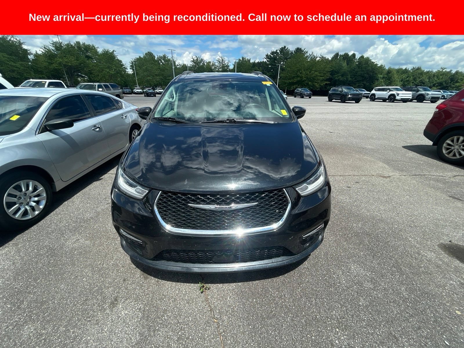 Used 2022 Chrysler Pacifica Touring-L FWD image 2