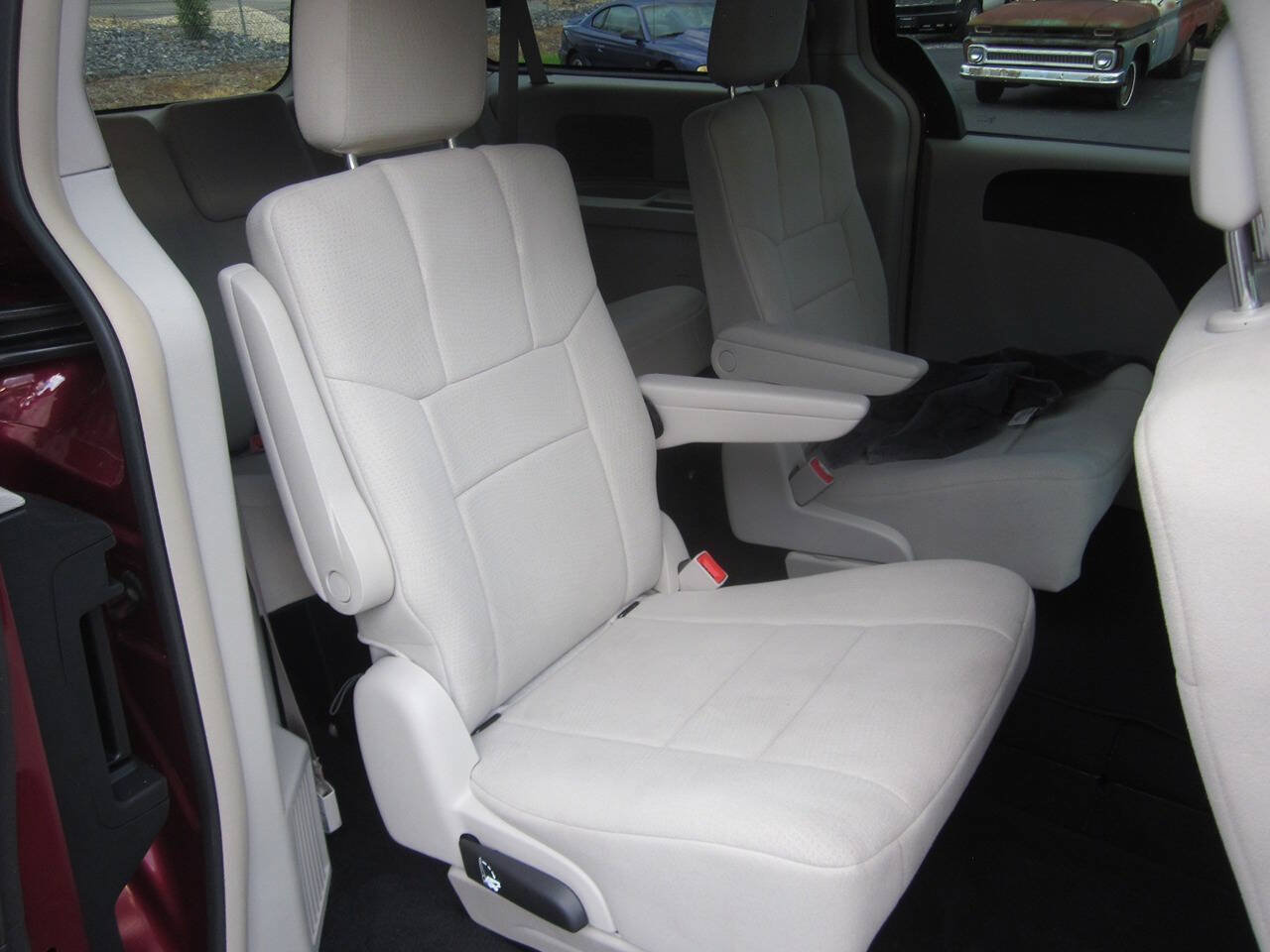 Used 2011 Dodge Grand Caravan Crew w/ Entertainment Group 1 FWD image 18
