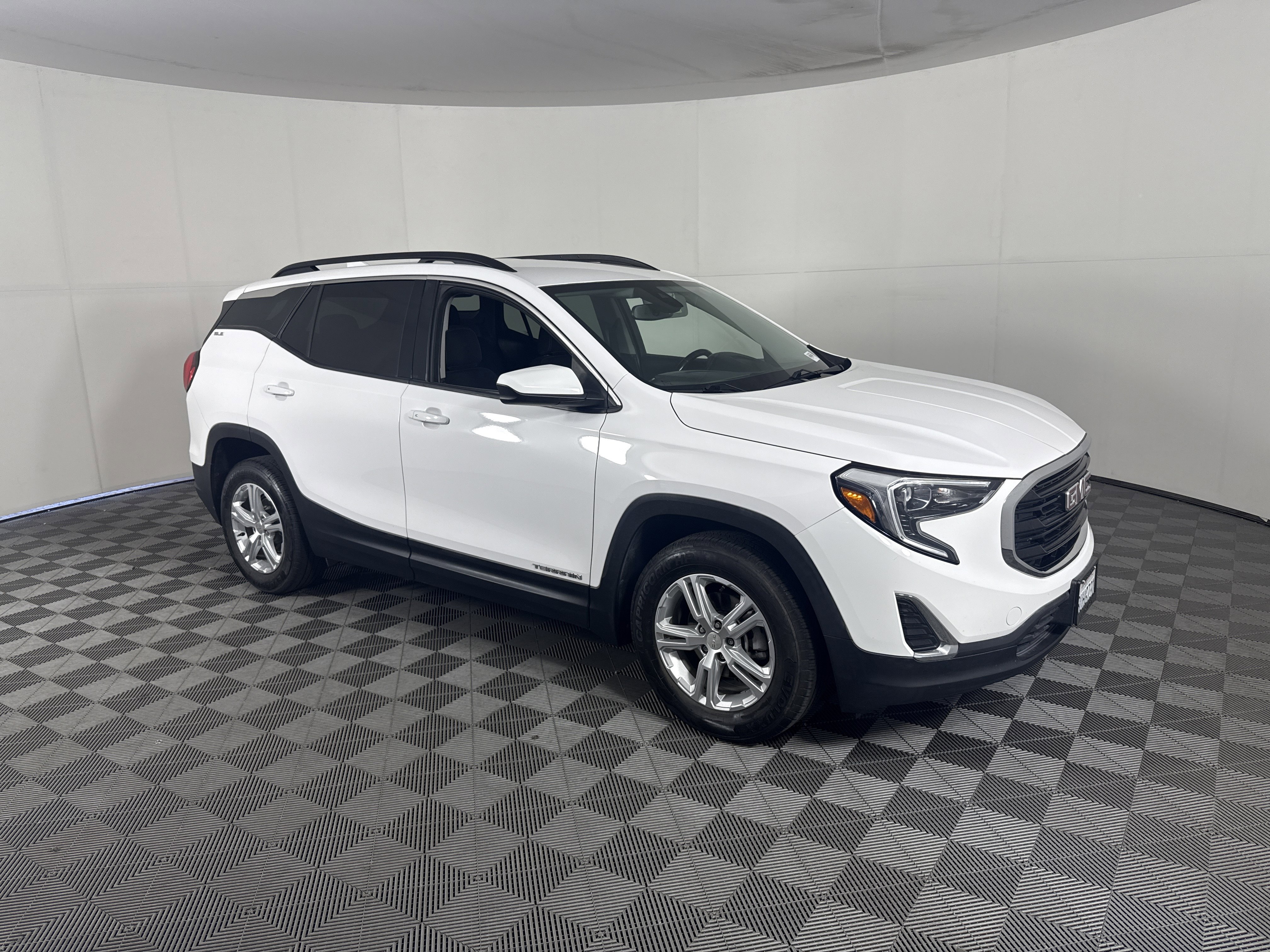 Used 2020 GMC Terrain SLE w/ Driver Convenience Package image 1