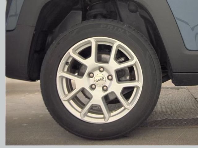 Used 2023 Jeep Renegade Latitude AWD/4WD image 19