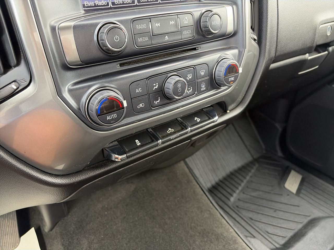 Used 2018 Chevrolet Silverado 1500 LT w/ All Star Edition AWD/4WD image 29