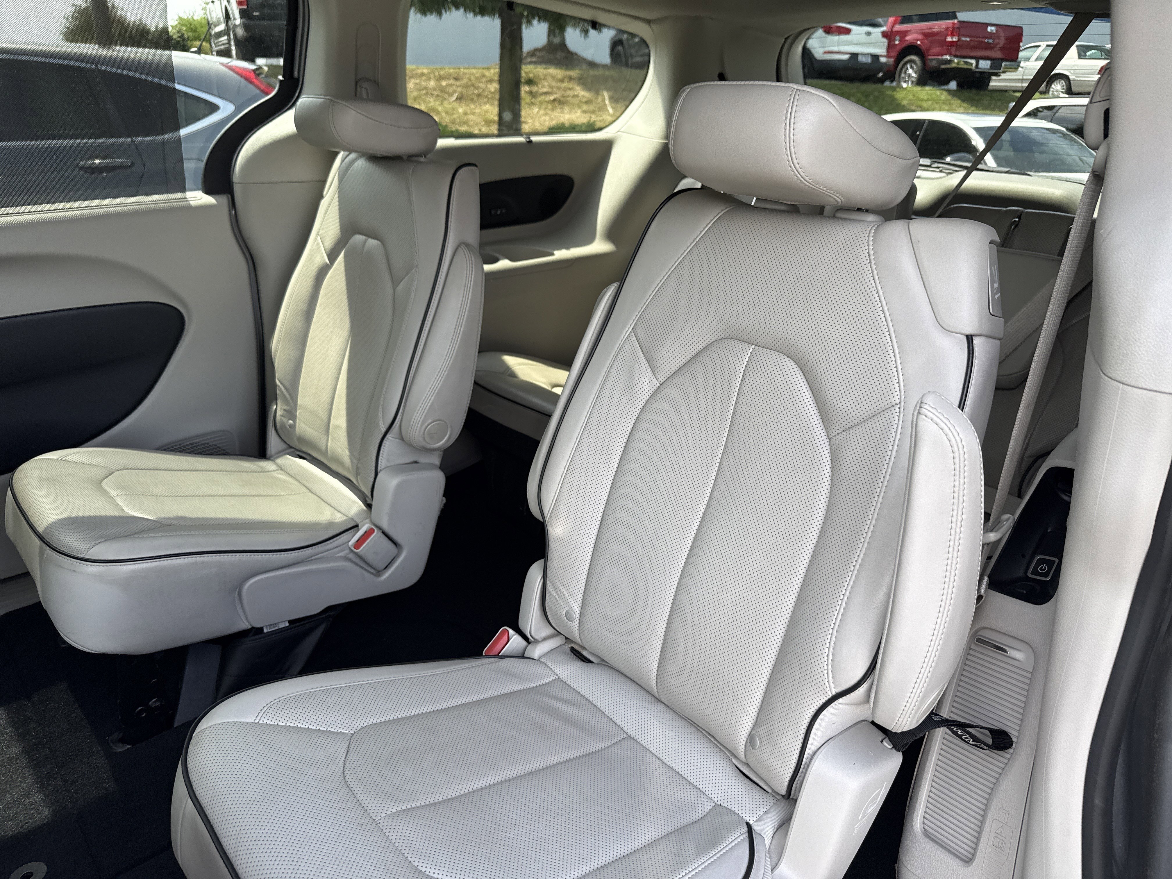 Used 2021 Chrysler Pacifica Limited AWD/4WD image 32