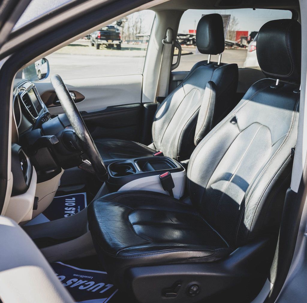 Used 2019 Chrysler Pacifica Touring-L image 19