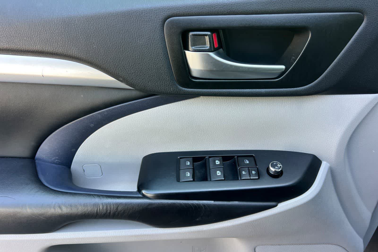 Used 2019 Toyota Highlander XLE FWD image 15