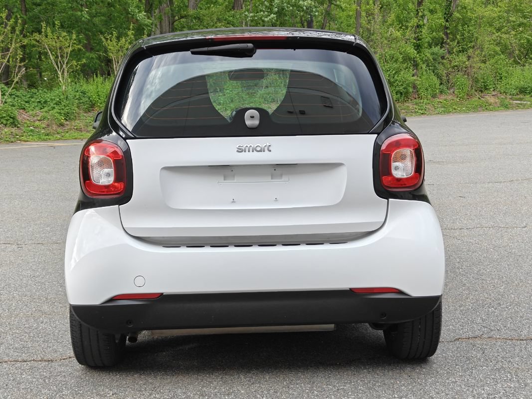 Used 2017 smart fortwo passion RWD image 5