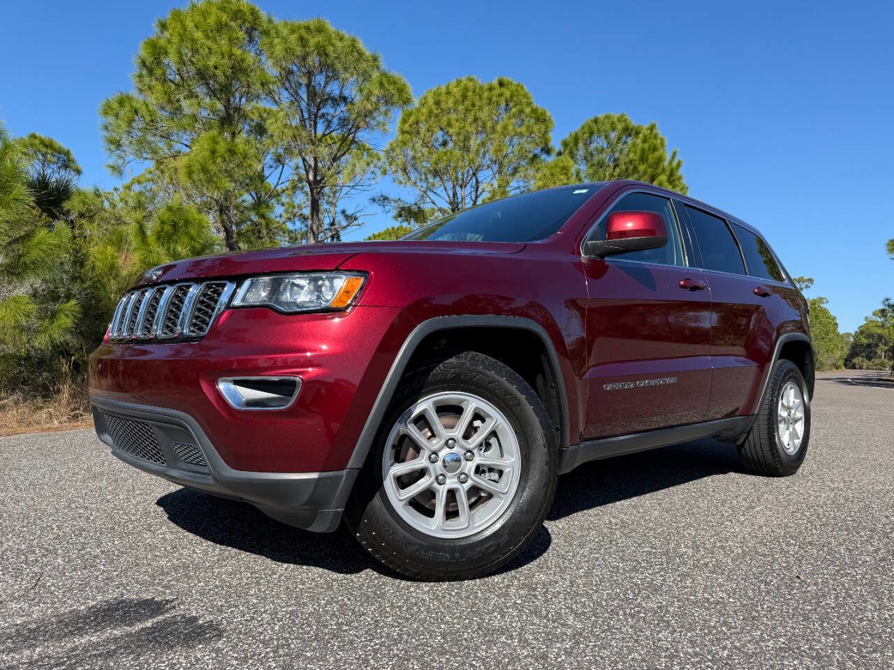 Used 2019 Jeep Grand Cherokee Laredo image 1