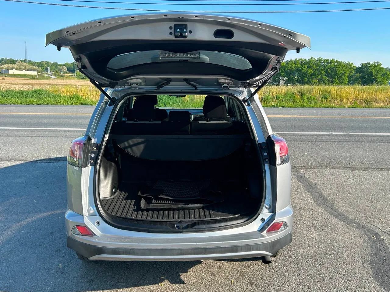 Used 2017 Toyota RAV4 XLE w/ Plus Special Value Package AWD/4WD image 8