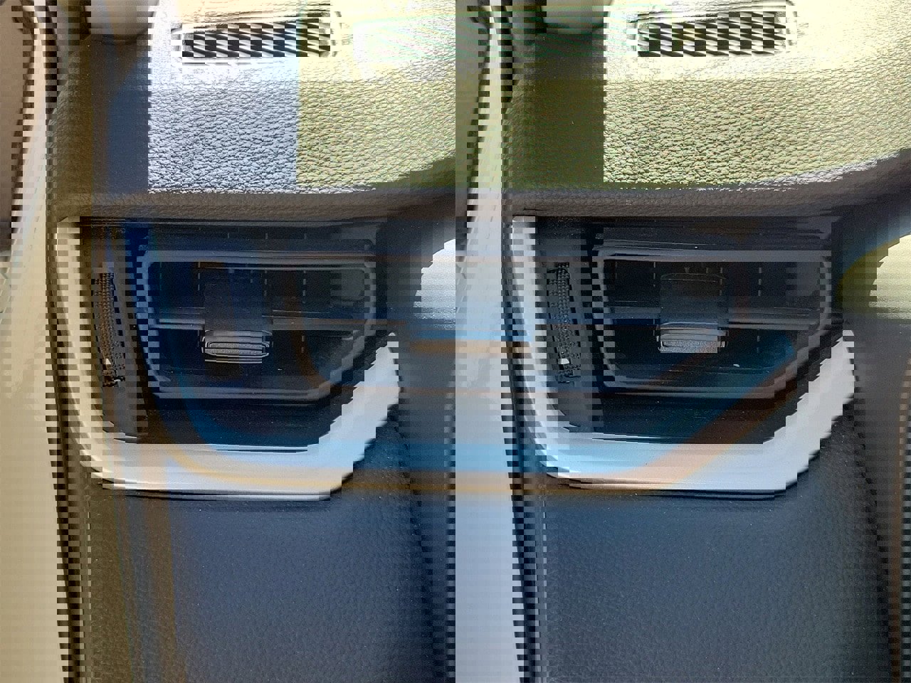 Used 2024 Toyota RAV4 XLE image 31