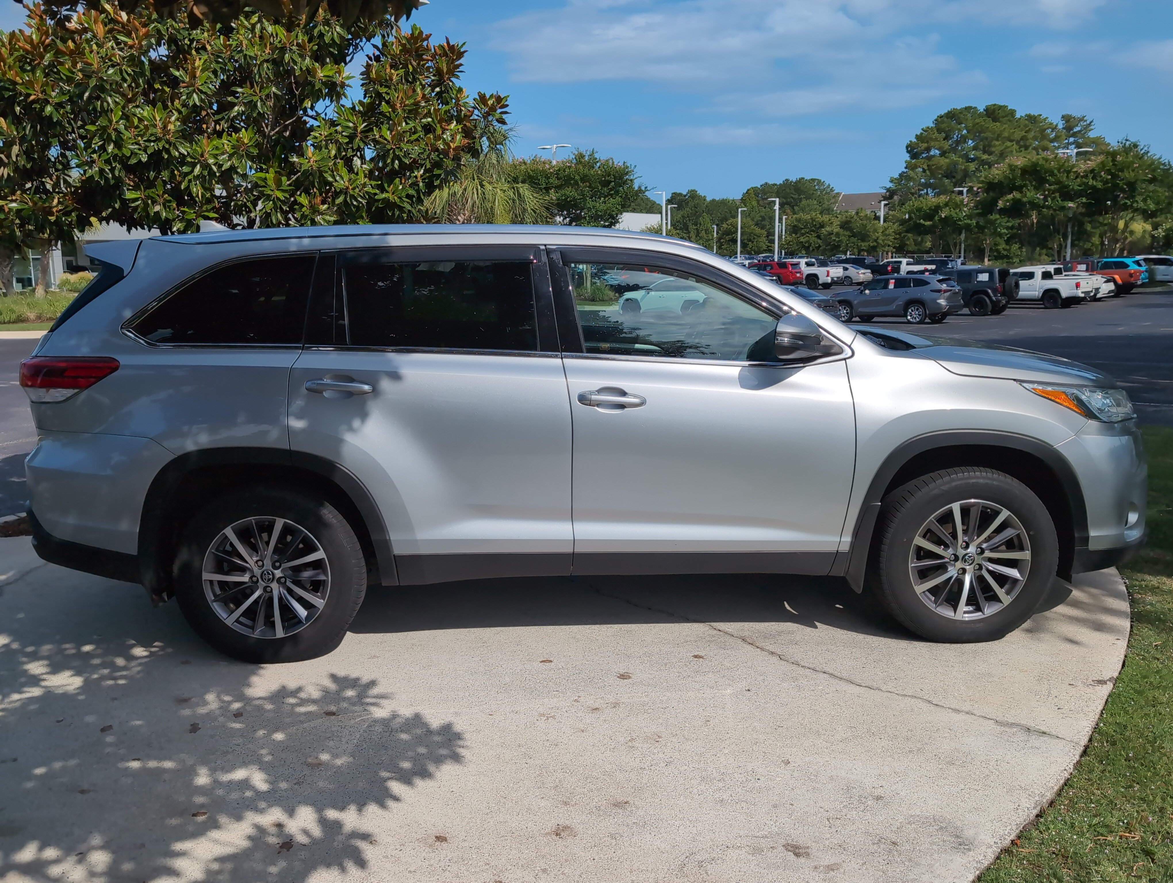 Used 2019 Toyota Highlander XLE AWD/4WD image 11