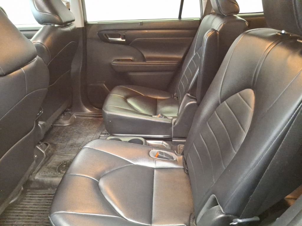 Used 2023 Toyota Highlander XLE image 13