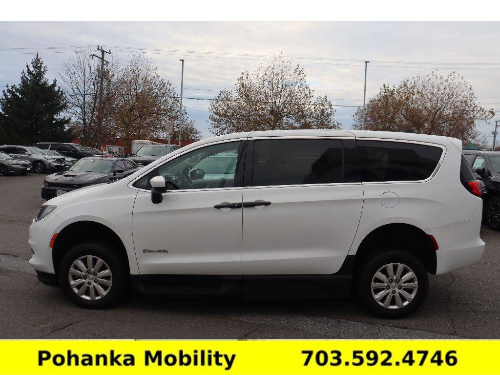 Used 2020 Chrysler Voyager L image 6