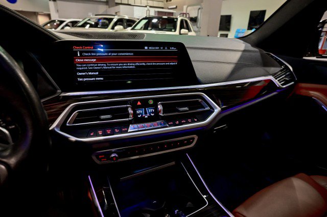 Used 2022 BMW X5 xDrive40i w/ Premium Package AWD/4WD image 35