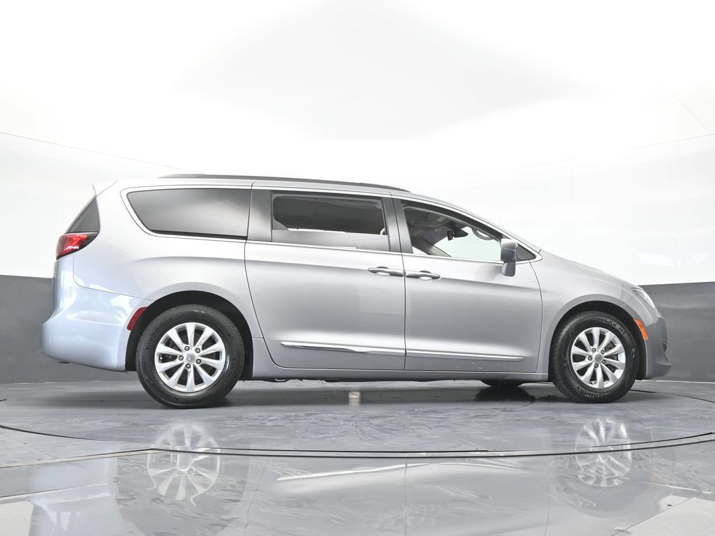 Used 2017 Chrysler Pacifica Touring-L FWD image 61