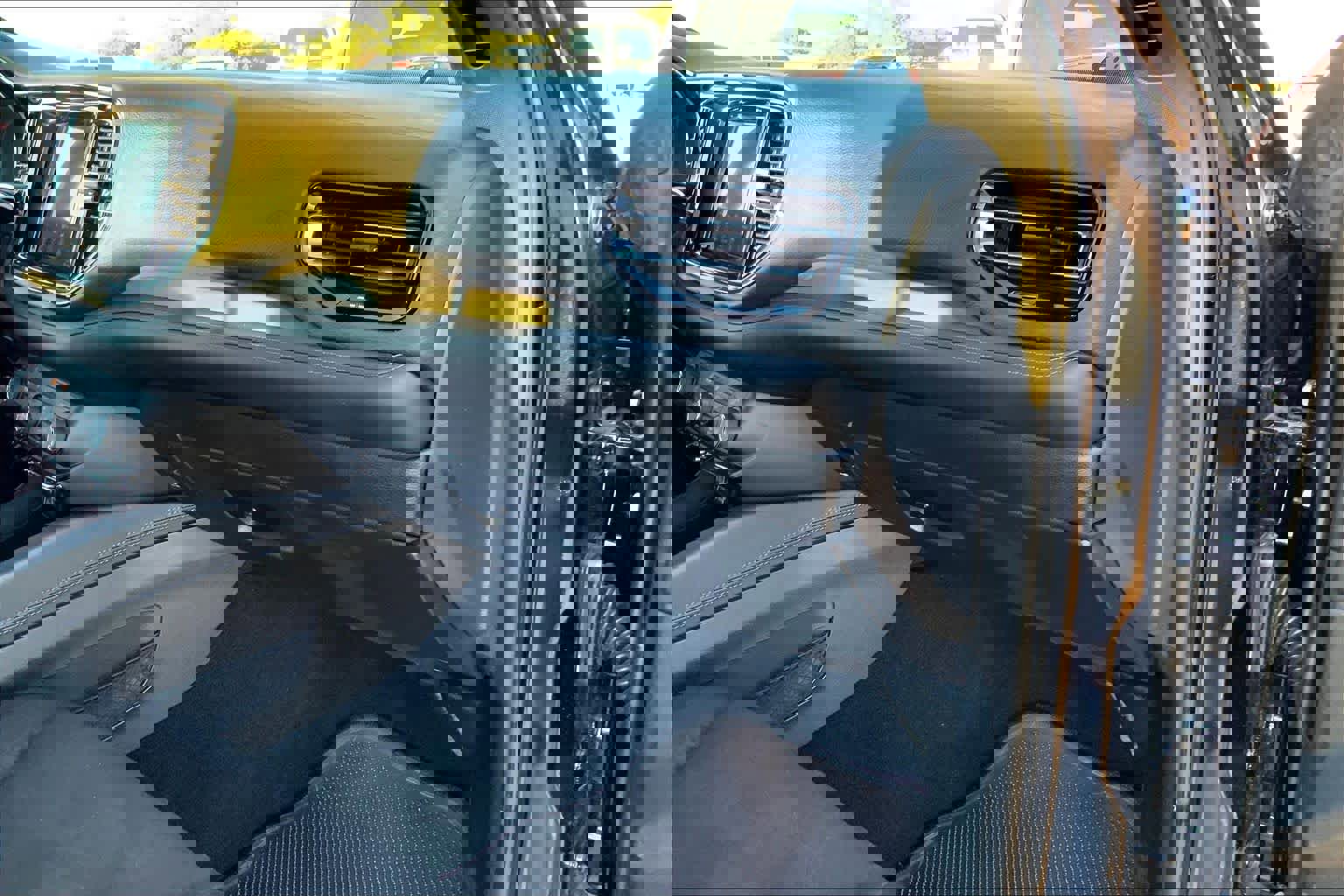 Used 2024 Dodge Durango SXT w/ 3rd Row Seating Group image 33