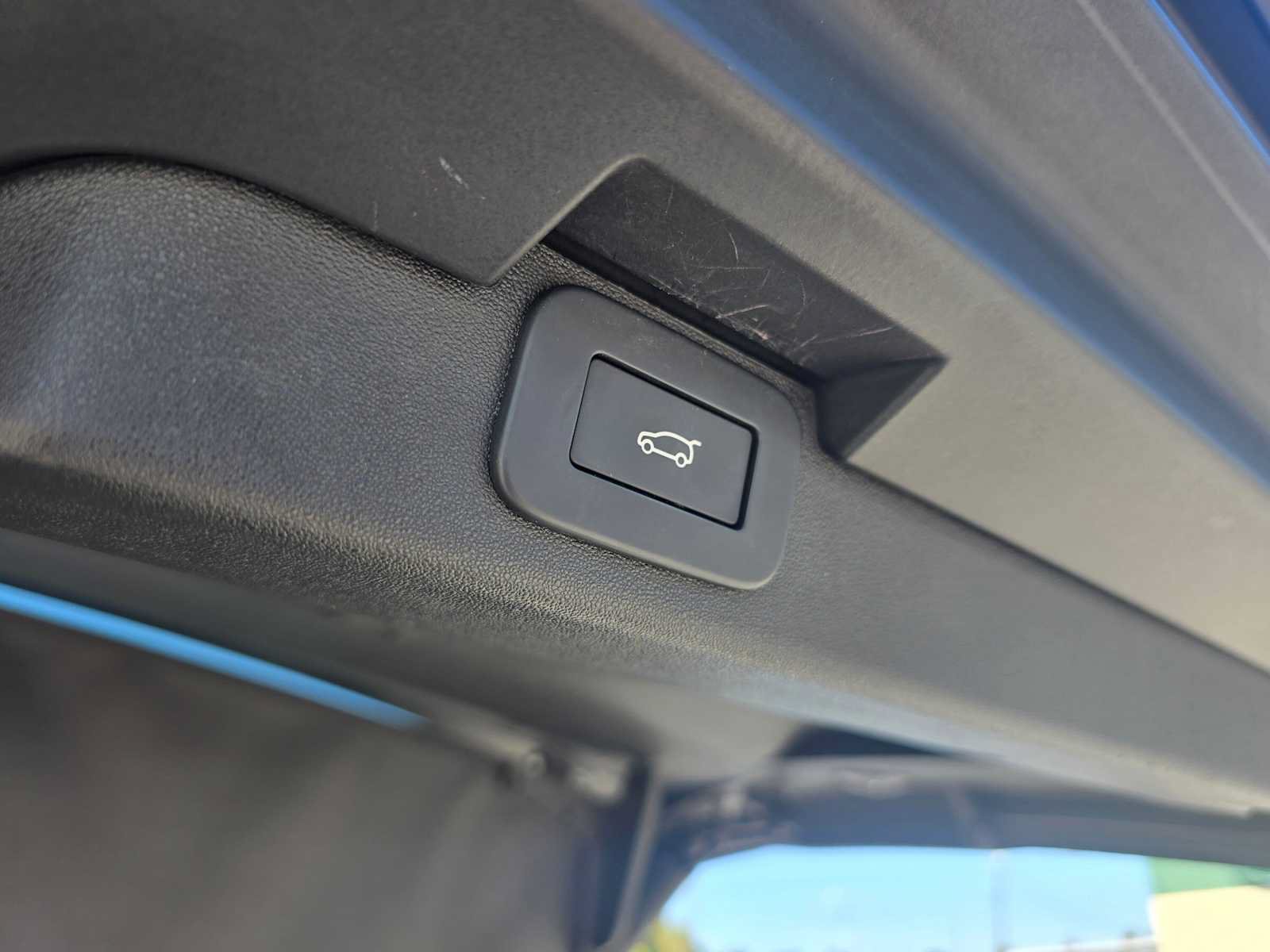 Used 2023 Land Rover Discovery S AWD/4WD image 16